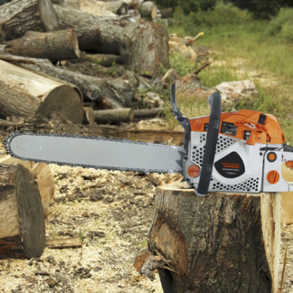 Motosega a scoppio da 52cc: potente, affidabile e versatile per il taglio e la potatura degli alberi. Manutenzione facile, prestazioni stabili.